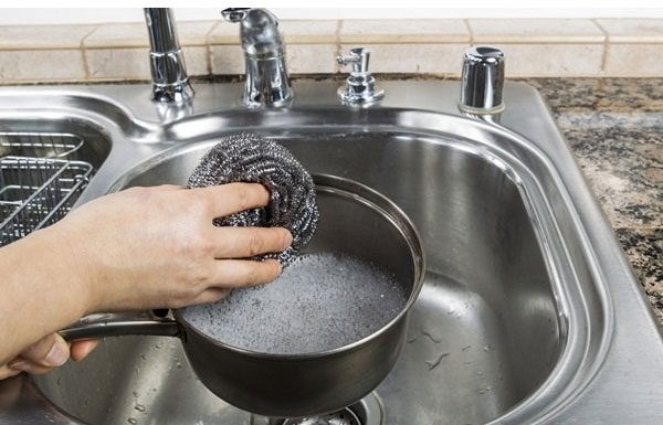 8 Bad Kitchen Habits and How They Affect Your Health and Appliances