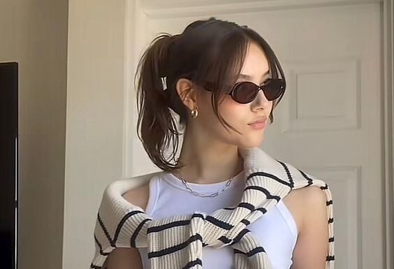 The Ultimate Guide to Styling Tank Tops: 5 Versatile Ways to Rock this Look from Desk to Drinks