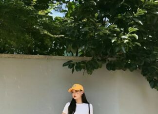 The Ultimate Style Guide for Ladies Over 40: 5 T-shirt Trends to Elevate Your Look