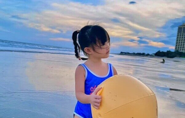 “The Adorable Beachside Snapshots of a Little Vietnamese Girl, Unveiling Her Affluent Lineage”