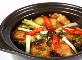 “A Tasty Delight: Caramelized Catfish Clay Pot for a Flavorful Feast”