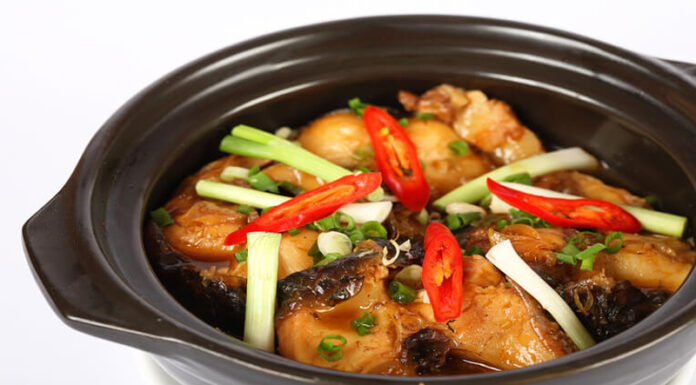“A Tasty Delight: Caramelized Catfish Clay Pot for a Flavorful Feast”