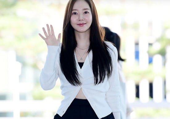 “Summer Style Inspo: Emulate ‘Secretary Kim’s’ Adorable Dress Sense This Season”