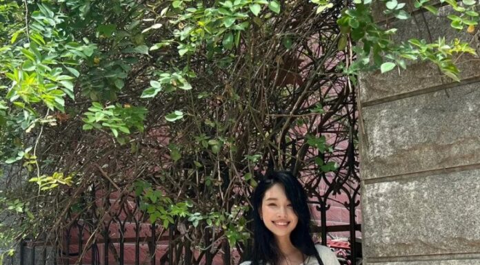 The “Magic” Pants That Instantly Slim Your Waist and Thighs, a Seasonless Style Statement That Can Be a Bit Much