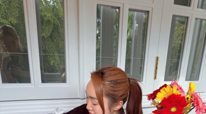 “A Fashionable Celebration: Chi Bao’s Daughter Dresses to Impress in $10,000 Outfit for Her One-Month Birthday Party”