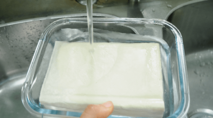 The Secret to Keeping Tofu Fresh: A Simple Soak Makes it Last