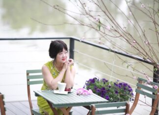 The Ultimate Guide to Flower Viewing: A Mother’s Tale of Indulgence with 800 Stunning White Lotus Blooms.