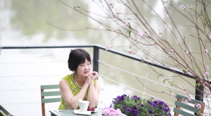 The Ultimate Guide to Flower Viewing: A Mother’s Tale of Indulgence with 800 Stunning White Lotus Blooms.