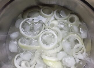 Why Soak Onions in Purified Water During Food Preparation?