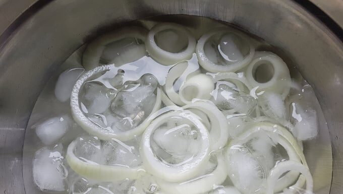 Why Soak Onions in Purified Water During Food Preparation?