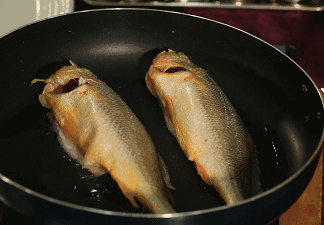 “The Ultimate Guide to Reviving Your Old Frying Pan: A 5-Second Trick to a Non-Stick Wonder”