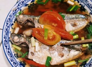 “A Delicious and Tangy Treat: Tomato-Braised Trac Fish”