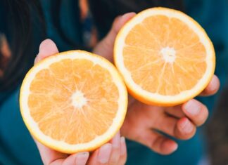 The Ultimate Guide to Choosing the Sweetest Oranges: 5 Tips from a Fruit Vendor to Pick the Perfect Fruit Every Time
