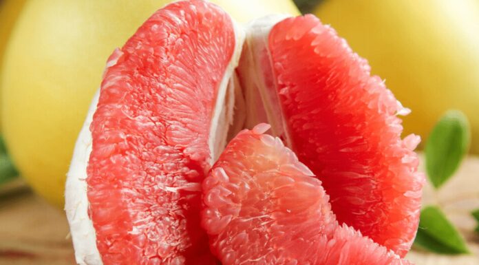 The Ultimate Guide to Buying the Perfect Pomelo: 4 Tips to Spot a Sweet and Juicy Treat
