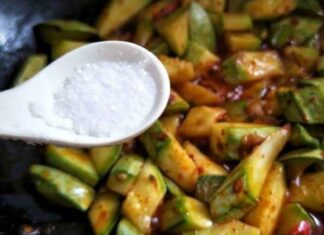 “The Golden Rules of Salting: 4 Key Moments to Season Your Dish Perfectly”