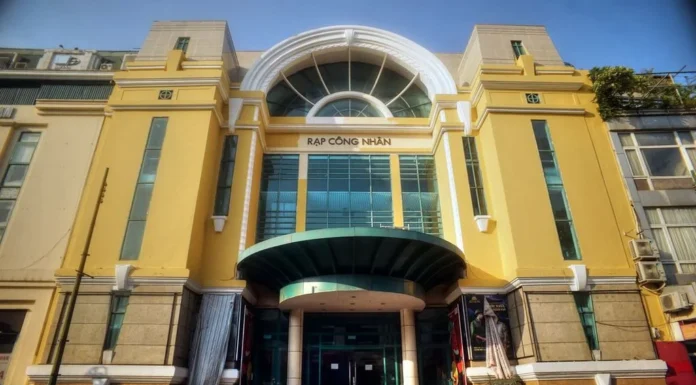 The Ancient Quarter Where People’s Artist Chi Trung Resides in a 33sqm Apartment: An Expensive Neighborhood With a Charming Hanoi Specialty That Captivates Tourists.