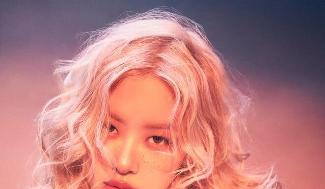 The Ultimate Guide to Rosé’s 5 Hairstyles: A Classy Makeover for a Defined Jawline