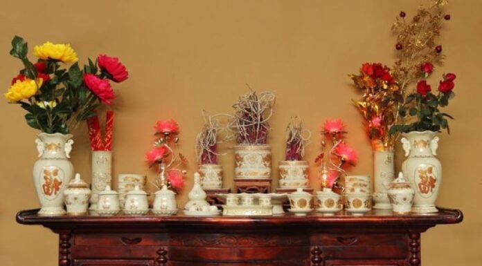 Why You Shouldn’t Place the Vase on the Right Side of the Altar