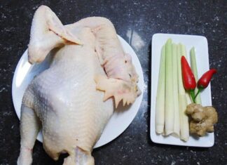“The Secret to Perfectly Tender and Flavorful Boiled Chicken: It’s Not Just About the Water”