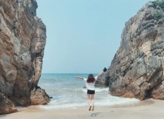 The Ultimate Guide to Beach Vacation Posing: 5 Tips for Flawless Photos that Will Make Your Friends Jealous