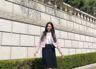 “Style Tips from a Supporting Actress: Mastering the Art of Skirt-wearing for a Youthful and Flattering Look”