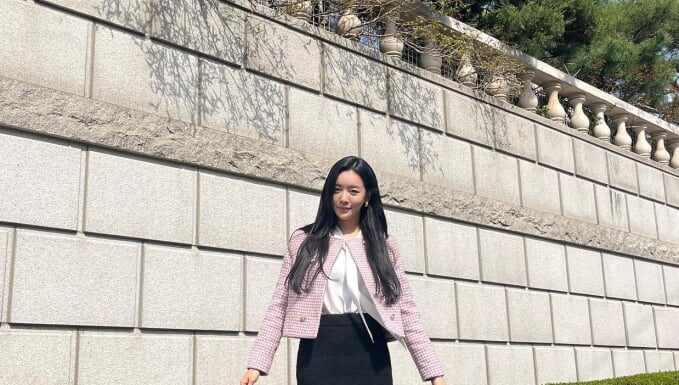 “Style Tips from a Supporting Actress: Mastering the Art of Skirt-wearing for a Youthful and Flattering Look”