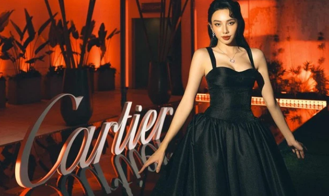 The Ultimate Guide to Pulling Off an All-Black Outfit Like a Pro, Inspired by Thuy Tien’s Chic Style