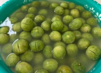 The Perfect Sour Treat: How to Make Delicious and Crisp Pickled Sour Fruits, Free From White Scum.