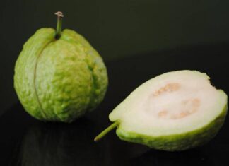 The Secret to Selecting the Perfect Guava: A Crisp, Sweet Treat
