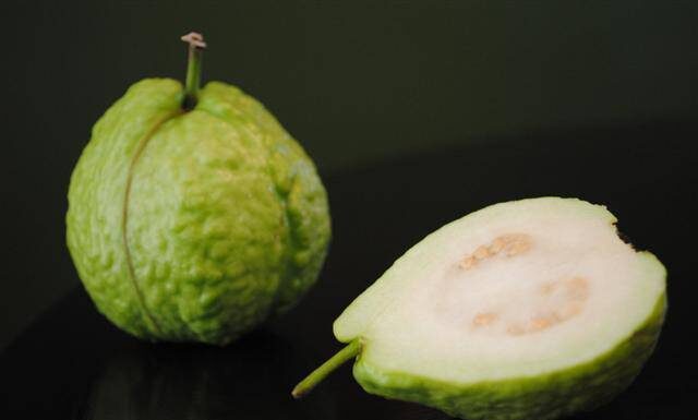 The Secret to Selecting the Perfect Guava: A Crisp, Sweet Treat