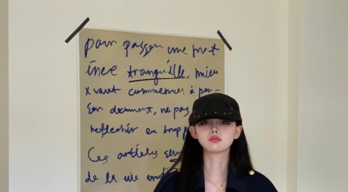 The Ultimate Guide to Styling Trench Coats for Petite Figures This Fall: Mastering the Art of Elegance with Short Trench Coats and Four Types of Trousers.