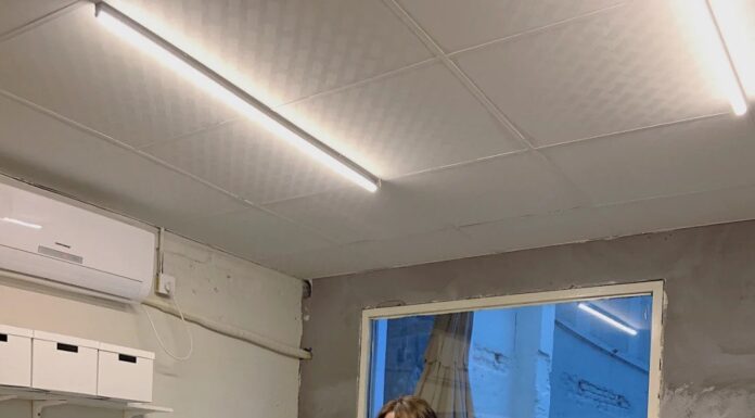 “The Ultimate Guide to Flattering Denim: Skinny vs. Wide-Leg Jeans”