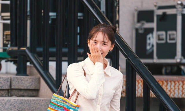 “Styling Wide-Leg Pants Like a Pro: Yoona’s Guide to a Flattering and Youthful Look”