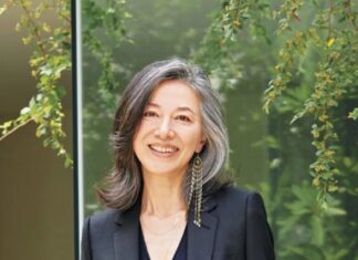 Why Shouldn’t Middle-Aged Women Dye Their Hair Black to Conceal Their Grays?