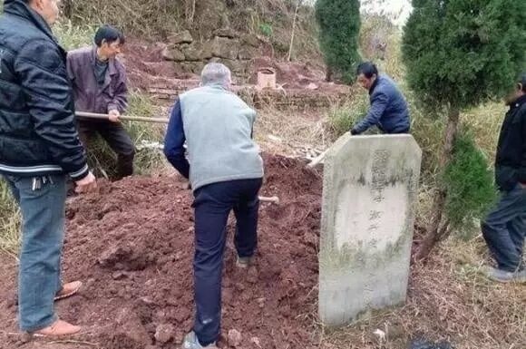 “Ancestral Warning: ‘Poverty Doesn’t Mend Doors, Wealth Doesn’t Move Graves’, Ignoring This Brings 3 Generations of Misfortune”