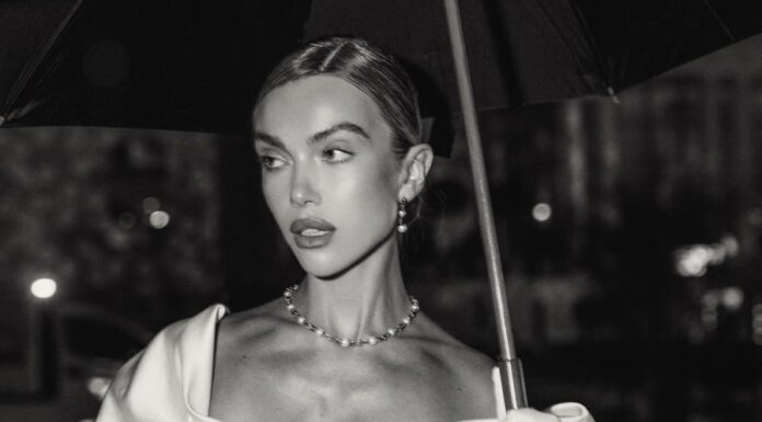 Master Some Tricks to Choose End-of-Year Party Outfits, Simple Yet Outstanding