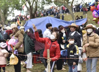 The Unique Market in Thanh Hoa: Thousands Flock to Throw Tomatoes for Luck