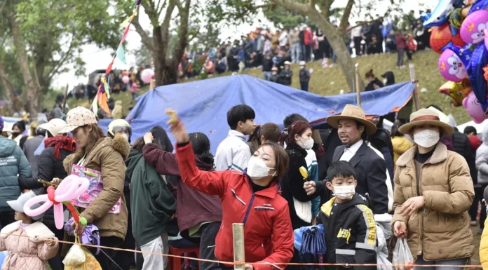 The Unique Market in Thanh Hoa: Thousands Flock to Throw Tomatoes for Luck