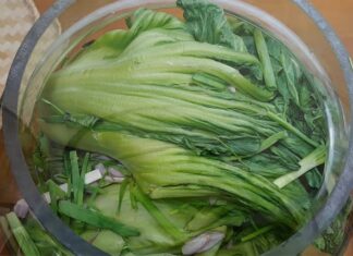 “The Ultimate Guide to Crispy, Golden Fermented Mustard Greens: A Simple, Delicious, and Fuss-Free Recipe”