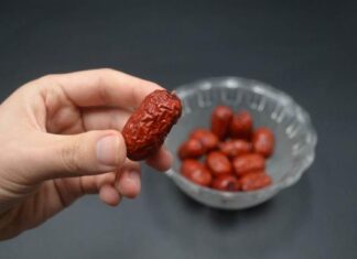 The Red Apple is Dirtier Than You Think! Ordinary Rinsing Doesn’t Cut It – Learn This Trick to Wash Away Impurities.