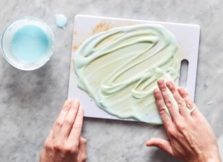 3 Effective Ways to Safely Clean Your Discolored Cutting Board