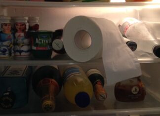 The Magic of a Paper Roll in Your Fridge: An Unexpected Hack to Keep Your Fridge Fresh and Odor-Free Without Constant Cleaning