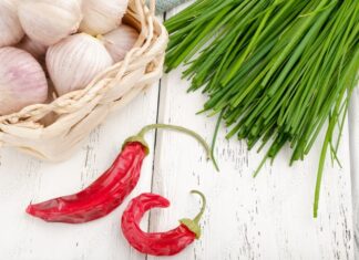 The Ultimate Guide to Storing Spring Onions, Chili Peppers, and Garlic for Extended Freshness