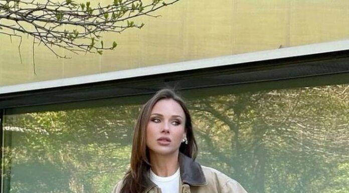 The Ultimate Guide to Styling Jeans This Winter: 4 Chic Top Styles to Elevate Your Look