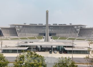 The Vietnam Military History Museum Opens its Doors: Youth Eager to Witness the Four National Treasures Up Close.