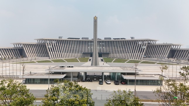 The Vietnam Military History Museum Opens its Doors: Youth Eager to Witness the Four National Treasures Up Close.