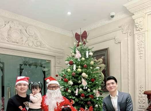 The Dynamic Trio: A Bầu Hiển Christmas Snapshot
Capturing a heartwarming moment, the three grandchildren of Bầu Hiển brought cheer to the festive season, leaving their father, Đỗ Mỹ Linh’s husband, in awe of their wit and charm.