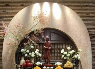 The Vase on the Ancestral Altar: Left or Right? Get it Wrong, Lose Your Luck