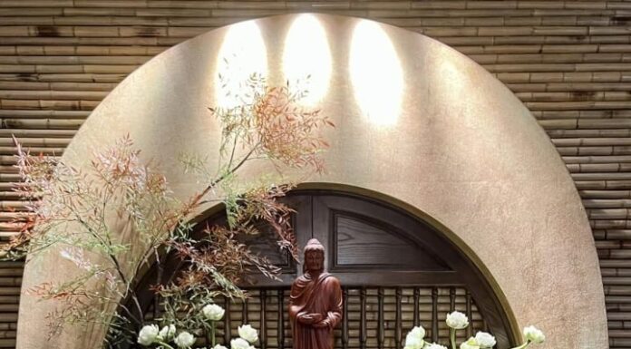 The Vase on the Ancestral Altar: Left or Right? Get it Wrong, Lose Your Luck