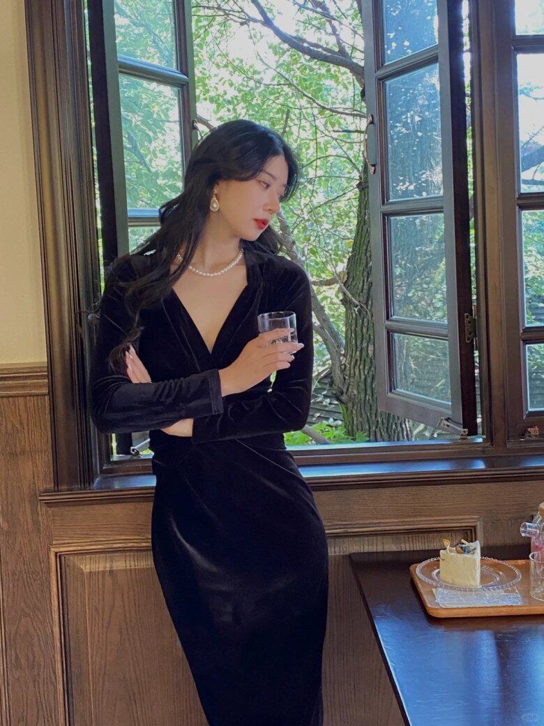 The Ultimate Guide to Velvet Fashion: 3 Timeless Tips for a Chic Christmas Look